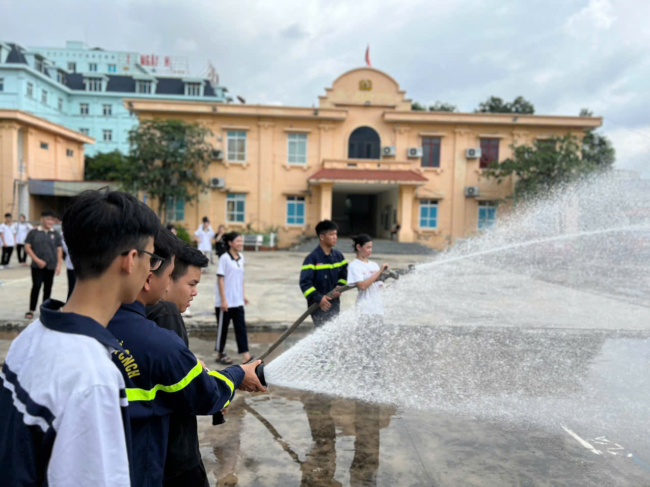 Đội chữa cháy và CNCH khu vực KV5: Tổ chức tuyên truyền, trải nghiệm, thực hành chữa cháy, cứu nạn, cứu hộ cho học sinh, nhân dân trên địa bàn TP Thuỷ Nguyên